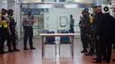 Aparat keamanan berjaga di crisis center maskapai Sriwijaya Air, Terminal 2D, Bandara Internasional Soekarno-Hatta, Tangerang, Banten, Sabtu (9/1/2021). Keluarga korban Sriwijaya Air SJ-182 rute Jakarta-Pontianak mulai mendatangi crisis center. (merdeka.com/Imam Buhori)