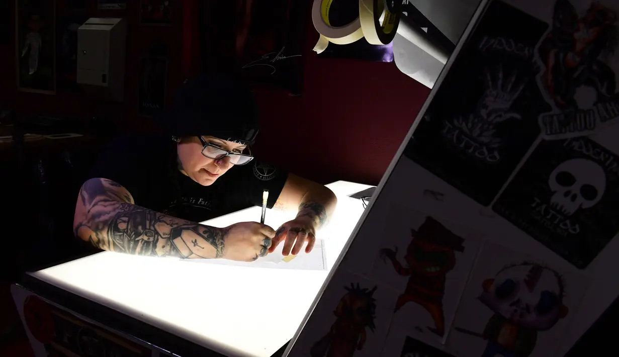 Seniman tato Tiffany Garcia membuat pola tato gelombang suara atau Soundwave Tattoo di Black Raven Tattoo California, 12 April 2018. Pola gelombang audio atau gambar dicetak dan ditempelkan ke bagian tubuh layaknya tato. (AFP/FREDERIC J. BROWN)