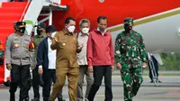 Presiden RI Joko Widodo bersama rombongan tiba di Bandara Internasional Hang Nadim Kota Batam, Selasa (28/9/2021). (Liputan6.com/ Ajang Nurdin)