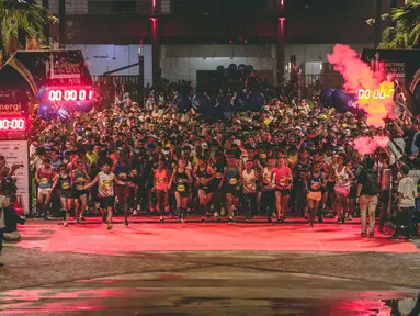 Ribuan pelari mengikuti Jakarta Marathon 2018 di Gelora Bung Karno, Jakarta, Minggu (28/10). Sebanyak 12.500 pelari meramaikan Jakarta Marathon 2018, Memasuki tahun keenam, Jakarta Marathon yang di sponsori oleh PLN. (Liputan6.com/Faizal Fanani)
