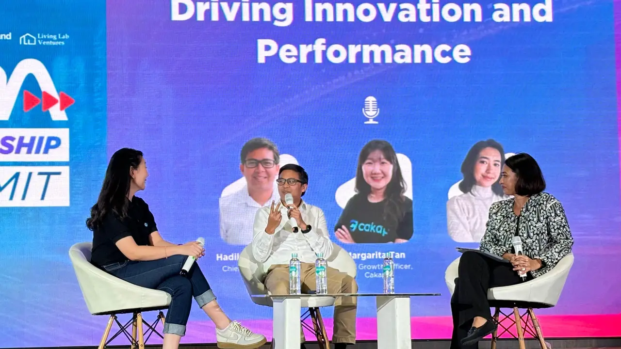 Chief Product Officer Vidio, Hadikusuma Wahab, berbagi strategi kepemimpinan adaptif dalam era transformasi digital di DNA Leadership Summit 2024. Credit: Vidio