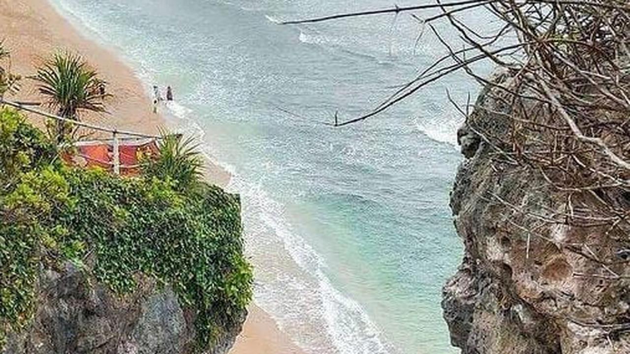 Pantai Indrayanti adalah satu dari deretan pantai di Gunung Kidul, Yogyakarta, yang menjadi unggulan di kawasan ini. Pantai Indrayanti terkenal akan pasir putihnya yang khas sebagaimana pantai-pantai lain di Gunung Kidul, serta pemandangan berupa bukit ya