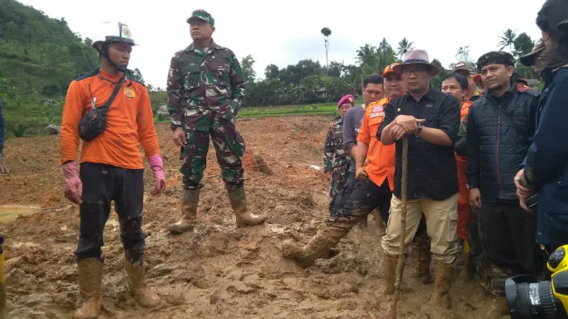 Ridwan Kamil Tinjau Lokasi Longsor Desa Sirnaresmi