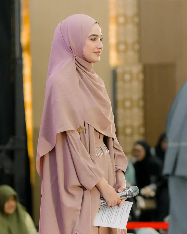 Perankan wanita berhijab di sinetron, 7 gaya hijab Syifa Hadju ini simpel tapi tetap stylish 