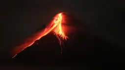 Gunung berapi paling aktif di Filipina telah mulai memuntahkan lava dalam sebuah letusan kecil. (Photo by Charism Sayat / AFP)