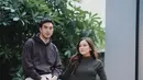 Melihat pesona pasutri good looking, Ibrahim Risyad dan Salshabilla Adriani pakai outfit kasual. Ibrahim memadukan polo shirt putih dengan hoodie cokelat dan celana panjang hitam, sneakers putih, sedangkan Salshabilla mengenakan turtleneck hijau dan knitted skirtnya yang serasi, sandal putih. [Foto: Instagram/ibrhmrsyd]