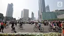 Aktivitas warga berolahraga saat Car Free Day di kawasan Bundaran HI, Jakarta, Minggu (10/11/2019). Warga Jakarta kini lebih leluasa berolahraga setelah Pemprov DKI memberlakukan larangan PKL berjualan di area HBKB mulai dari Jalan Sudirman hingga MH Thamrin. (merdeka.com/Iqbal S. Nugroho)