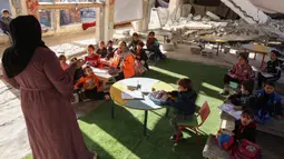 Perang antara Israel dan milisi Hamas yang telah berlangsung lebih dari setahun juga membuat seluruh aktivitas pendidikan terhenti. Kondisi ini membuat ratusan ribu anak di Gaza tak lagi punya tempat belajar. (Bashar TALEB/AFP)