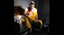Sean Gelael bersiap di paddock Pertamina Campos Racing jelang latihan bebas GP2 Spanyol di Sirkuit Catalunya, Spanyol, Jumat (13/5/2016). (Bola.com/Twitter/TeamJagonyaAyam)