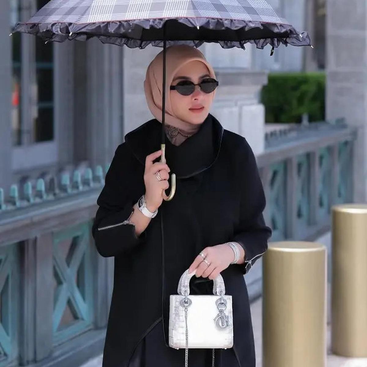 10 Pilihan Model Tas Putih ala Syahrini, dari Model Klasik hingga Super Langka