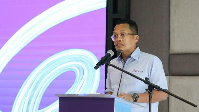 Nik Nazmi, Menteri Sumber Daya Alam dan Kelestarian Lingkungan Malaysia di pembukaan Gentari EV charging hub, Bangi Golf Resort. (Paultan)