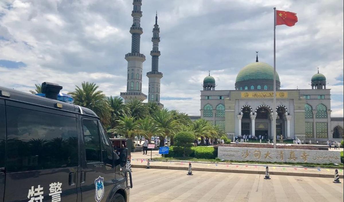 Masjid Shadian ini salah satu ikon kebanggaan  Hui. Saat masjid ini dibuka lagi pada 2010 setelah direnovasi sejak 2003, desainnya membuat tertarik banyak turis yang datang ke daerah tersebut. Tidak adanya tembok yang mengelilingi masjid membuat tempat ib