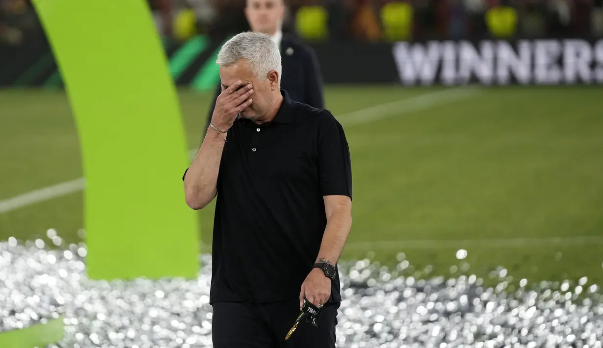 Pelatih kepala AS Roma, Jose Mourinho mengusap matanya setelah memenangkan usai berhasil membawa AS Roma memenangkan trofi EUFA Conference League setelah mengalahkan Feyenoord dengan skor 1-0 pada laga final yang berlangsung di Stadion Arena Kombetare Tirana, Albania, pada Kamis (26/5/2022) dini hari WIB. Bagi Mourinho, trofi ini menjadi gelar juara Eropa-nya yang kelima. (AP/Thanassis Stavrakis)