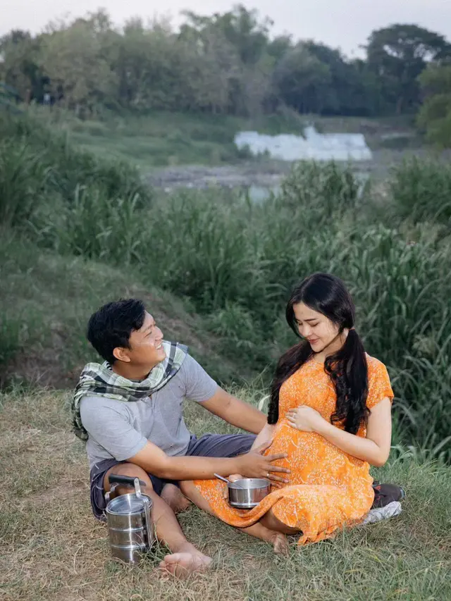 6 Maternity Shoot Bella Bonita dan Denny Caknan di Kebun Ini Tampul Curi Perhatian