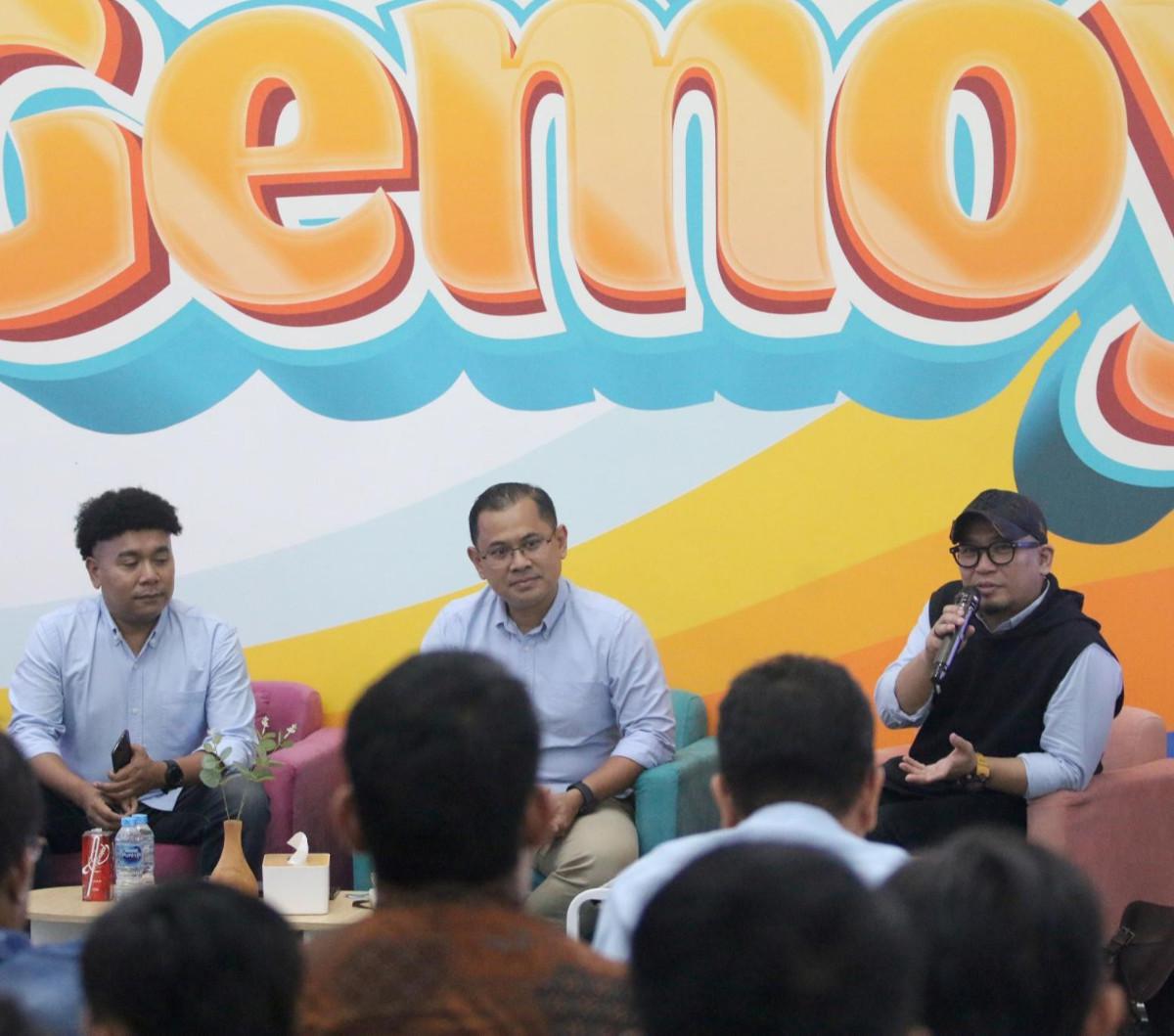 Sekretaris Jenderal Gajah Gibran (Komunitas ITB untuk Prabowo Gibran) Hokkop Situngkir (kanan), Alumni ITB 1996 sekaligus Ketua Harian TKD Jabar Arfi Rafnialdi (tengah) dan Duta Sustainable Development Goals (SDGs) Indonesia Billy Mambrasar (kiri) saat Ko