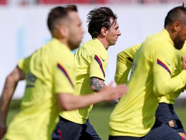 Para pemain Barcelona menggelar latihan di Joan Gamper, Barcelona, Senin (25/5/2020). Latihan tersebut untuk persiapan jelang kembali bergulirnya La Liga Spanyol. (AFP/Miguel Rui)
