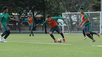 Gaya Egy Maulana Vikri (tengah) mengecoh rekannya saat berlatih di Lapangan ABC, Senayan,  (24/4/2018). Timnas akan mengikuti turnamen PSSI Anniversary 27 April-3 Mei 2018. (Bola.com/Nicklas Hanoatubun)