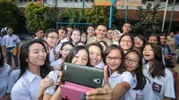 Gubernur DKI Jakarta Basuki Tjahaja Purnama selfie bersama siswa SMA Negeri 2, Jakarta, Selasa (14/4/2015). (Liputan6.com/ Faizal Fanani) 