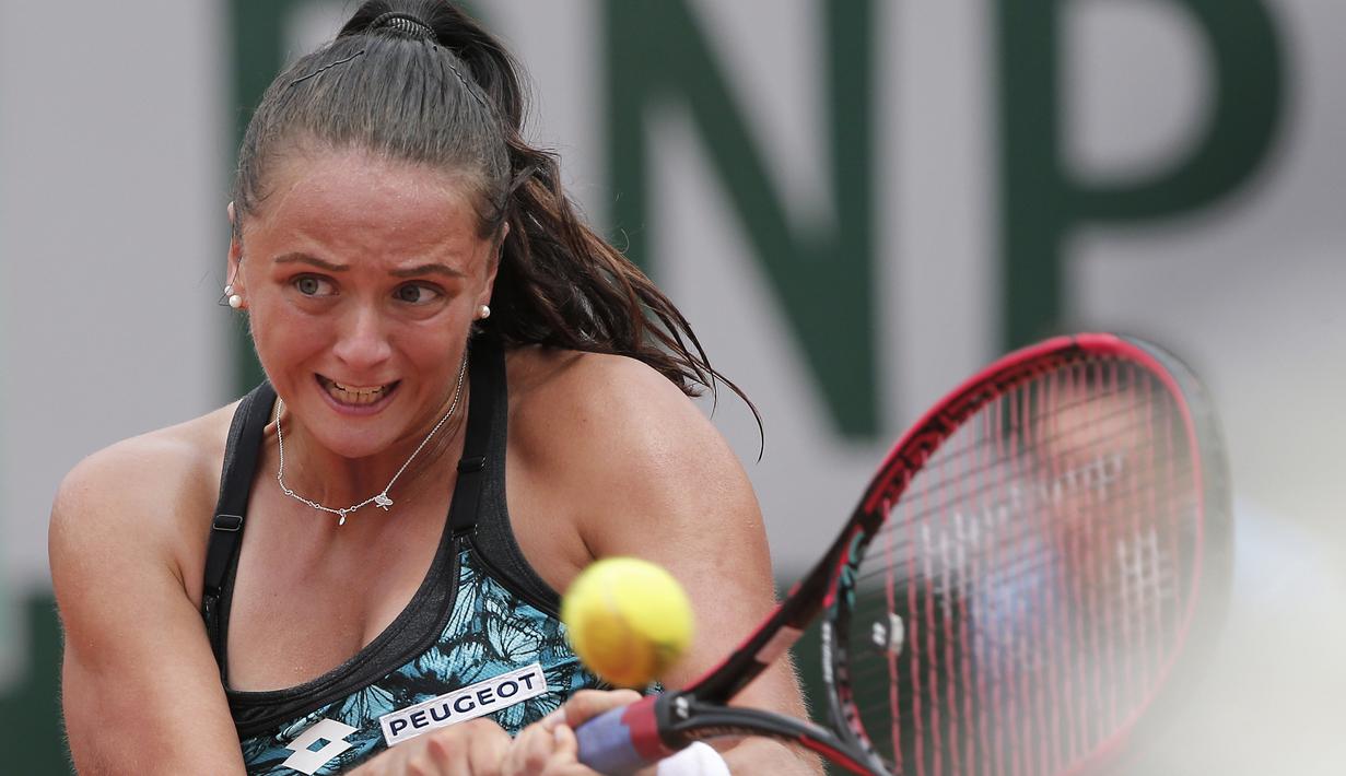 Aksi petenis Slovakia, Viktoria Kuzmova mengembalikan bola ke arah petenis Ukraina, Elina Svitolina pada ajang Prancis Terbuka 2018 di Roland Garros stadium, Paris, (30/5/2018).  (AP/Thibault Camus)