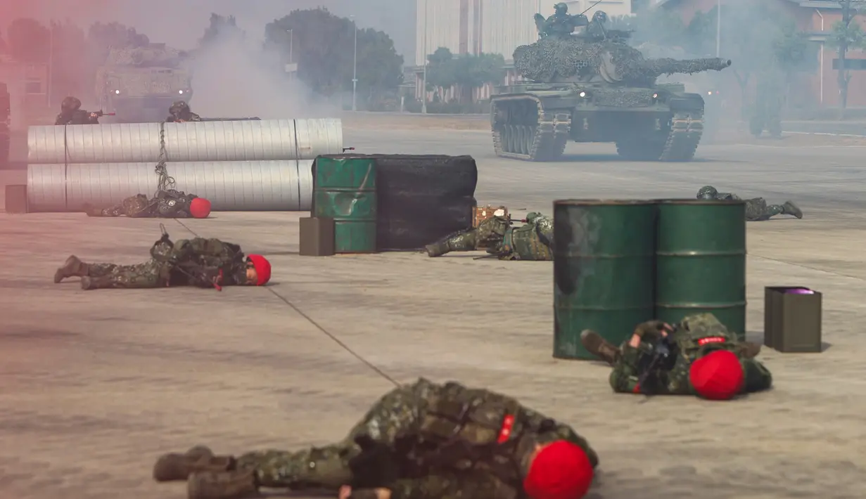 Manuver tank saat latihan peningkatan kesiapsiagaan yang mensimulasikan pertahanan terhadap gangguan militer China jelang Tahun Baru Imlek di Kota Kaohsiung, Taiwan, 11 Januari 2023. China memperbarui ancamannya untuk menyerang Taiwan dan memperingatkan bahwa negara tersebut telah "bermain api". (AP Photo/Daniel Ceng)
