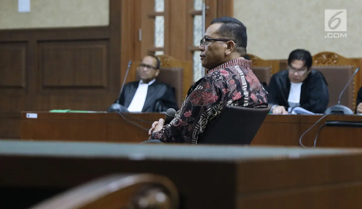 Dudy Jocom menyimak pembacaan dakwaan di Pengadilan Tipikor, Jakarta, Rabu (11/7). Dudy didakwa pada kasus dugaan korupsi pengadaan dan pelaksanaan pembangunan kampus IPDN Provinsi Sumatera Barat di Kab Agam TA 2011,. (Liputan6.com/Helmi Fithriansyah)