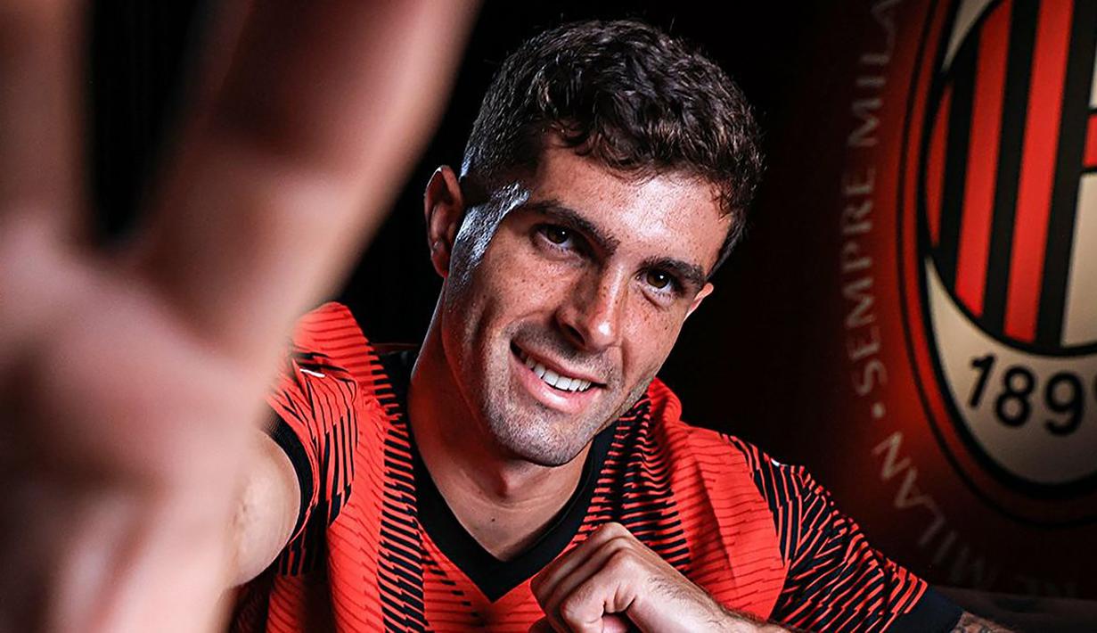 Christian Pulisic asal Amerika Serikat baru saja didatangkan AC Milan dari Chelsea pada bursa transfer musim panas 2023/2024 dengan nilai transfer sebesar 20 juta euro. Ia dikontrak dengan durasi 4 tahun hingga 30 Juni 2027. (acmilan.com)