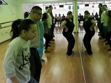 Sekelompok penari yang mengidap 'down syndrome' berlatih untuk tampil disebuah acara di Monterrey, Meksiko, pada 9 April 2016. Meskipun terlahir dengan keterbatasan mereka tetap bersemangat berlatih menari untuk mendapatkan uang. (REUTERS/Daniel Becerril)