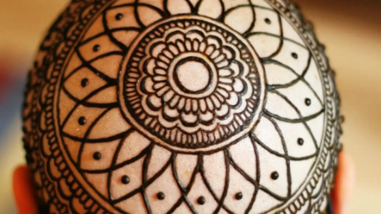 Tato Henna pada kepala penderita kanker.
