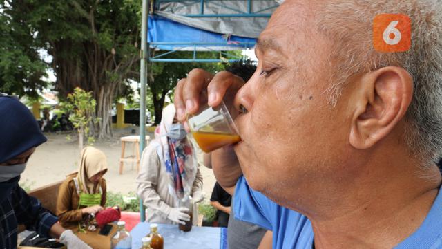 pengunjung menikmati jamu di gerai dinkes