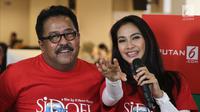 Artis Maudy Koesnaedi (kanan) bersama aktor Rano Karno (kiri). (Liputan6.com/Herman Zakharia)
