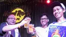 Para pemenang merayakan kemenangan nonton langsung Euro 2016 yang diadakan oleh Carlsberg. (Bola.com/Vitalis Yogi Trisna)