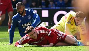 Reaksi Striker Everton, Beto, setelah mencetak gol ke gawang Liverpool dalam laga derbi Merseyside pada pekan 33 Premier League 2025/2026 di Hill Dickinson Stadium, Minggu (19/4/2026). (Paul ELLIS / AFP)