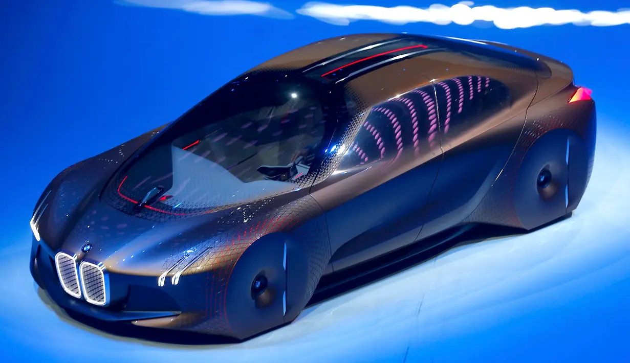 Mobil konsep 'Vision Next 100' diperlihatkan produsen BMW saat perayaan HUT ke-100 BMW di Munich, Jerman, Senin (7/3/2016). 'Vision Next 100' BMW terlihat sangat futuristik. (Reuters/ Michael Dalder)