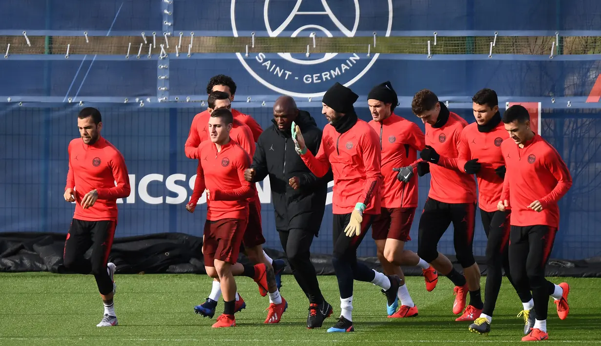 Kiper Paris Saint-Germain Gianluigi Buffon (tengah) bersama rekan setimnya saat sesi latihan di Saint-Germain-en-Laye, Paris, Prancis, Selasa (5/3). PSG siap menjamu Manchester United (MU) pada leg kedua babak 16 besar Liga Champions. (Franck Fife/AFP)