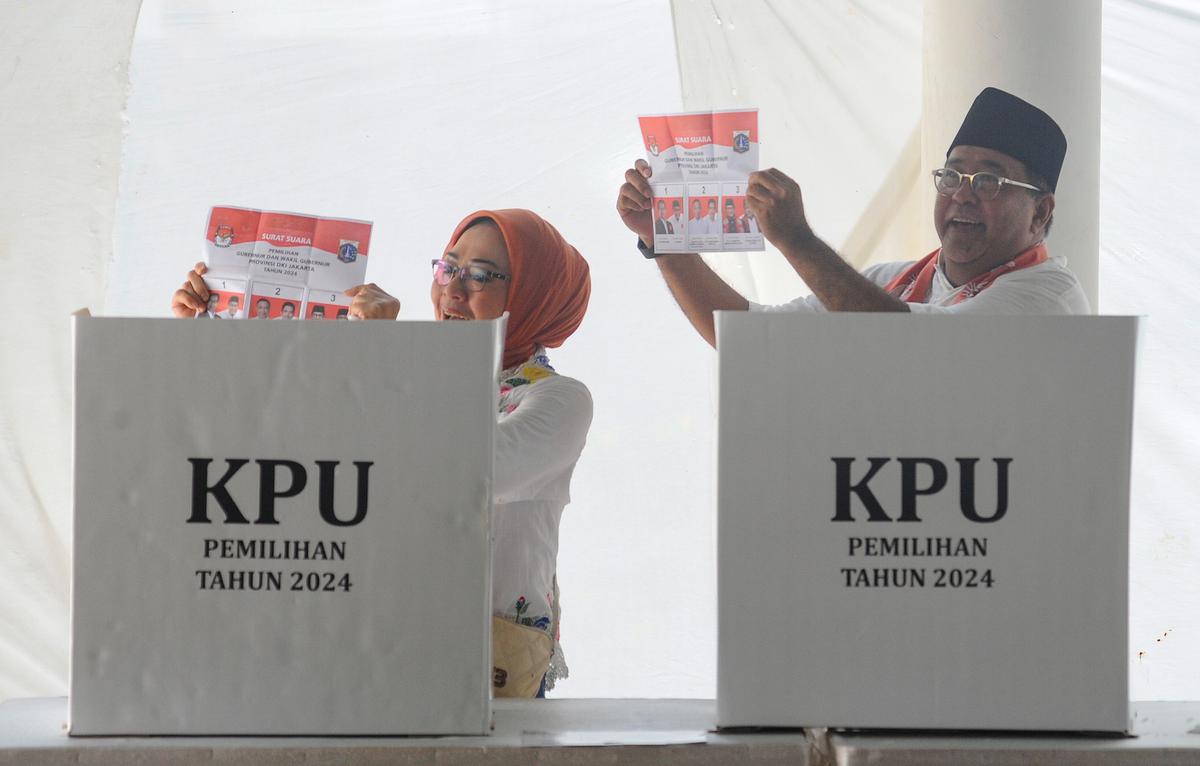 Rano Karno nyoblos di TPS 65 Lebak Bulus saat Pilkada Jakarta 2024