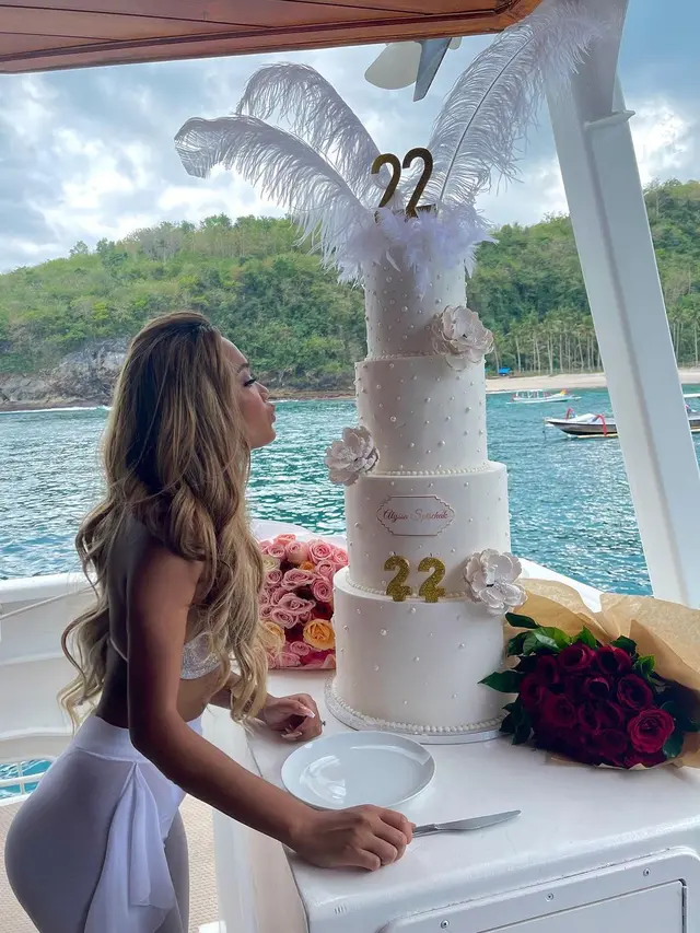 Rayakan Ultah di Atas Kapal, Ini 7 Momen Pesta Ulang Tahun Alyssa Spischak