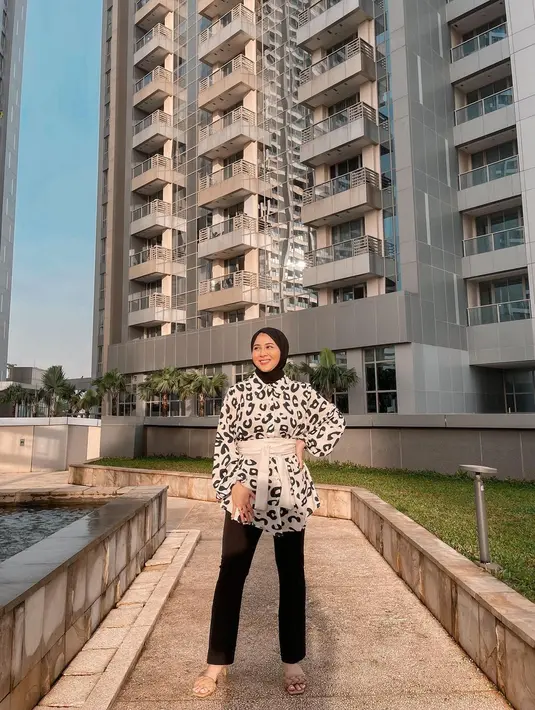 Meski menggunakan hijab, Kesha Ratuliu menunjukkan pesona cantik dan anggunnya [@kesharatuliu05]