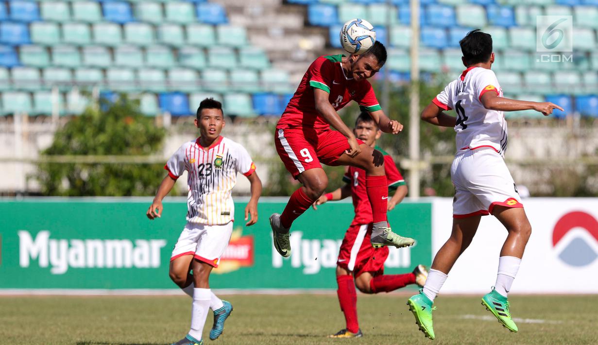 Pemain Timnas Indonesia U-19, Rafli Nursalim berusaha menyundul bola saat bertanding melawan Brunei Darussalam pada Piala AFF U-18 di Stadion Thuwunna, Myanmar, Rabu (13/9/2017). Indonesia menang 8-0 atas Brunei Darussalam. (Liputan6.com/Yoppy Renato)