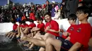 Sejumlah peserta saat bermain air dingin dalam acara Festival Es di sungai beku di Hwacheon, selatan dari zona demiliterisasi (DMZ) yang memisahkan dua Korea, (9/1/2016). (REUTERS/Kim Hong-Ji)