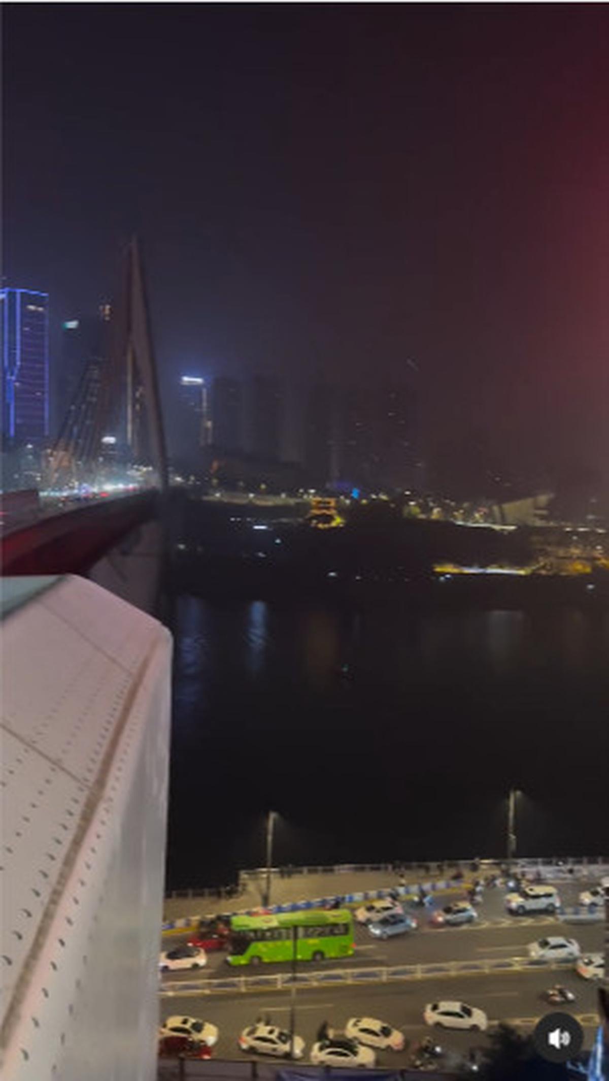 "Luar biasa ya kota Chongqing di China," tutupnya.<br>