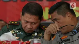 Kapolda Metro Jaya Irjen Pol Karyoto (kanan) bersama Pangdam Jaya Mayjen TNI Rafael Granada Baay saat memberi keterangan terkait pengungkapan kasus peredaran gelap narkotika Jaringan Internasional Malaysia di halaman Polda Metro Jaya, Jakarta, Rabu (6/11/2024). (Liputan6.com/Herman Zakharia)