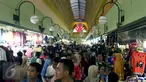 Sejumlah pengunjung memadati pusat perbelanjaan di kawasan Blok M, Jakarta, Selasa (14/7/2015). Menjelang Idul Fitri 1436, transaksi penjualan di sejumlah pusat perbelanjaan mengalami peningkatan dua kali lipat. (Liputan6.com/Helmi Afandi)