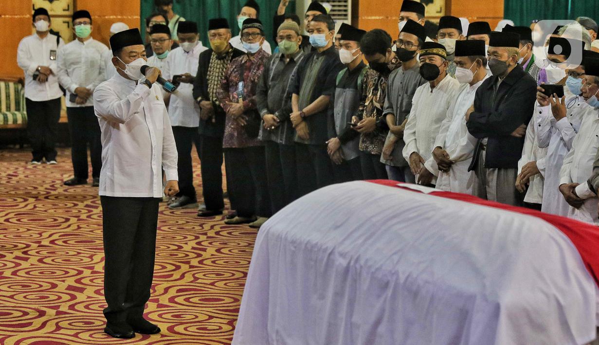 Kepala KSP Moeldoko saat memberikan pesan di hadapan Jenazah Ketua Dewan Pers dan Guru Besar UIN Jakarta Prof Azyumardi Azra di UIN Jakarta, Selasa (20/9/2022). Usai disalatkan jenazah Azyumardi akan dimakamkan di Taman Makam Pahlawan (TMP) Kalibata, Jakarta pukul 09.00 WIB. (Liputan6.com/Angga Yuniar)