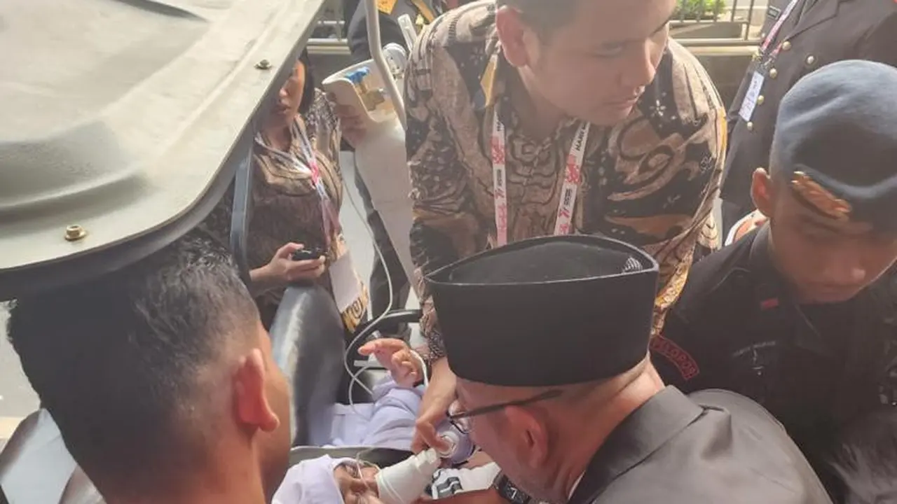 Ketua Badan Pengawas Pemilu (Bawaslu) Rahmat Bagja pingsan saat mengikuti rangkaian Hari Ulang Tahun (HUT) Bhayangkara ke-77 di Stadion Gelora Bung Karno (GBK) Jakarta.