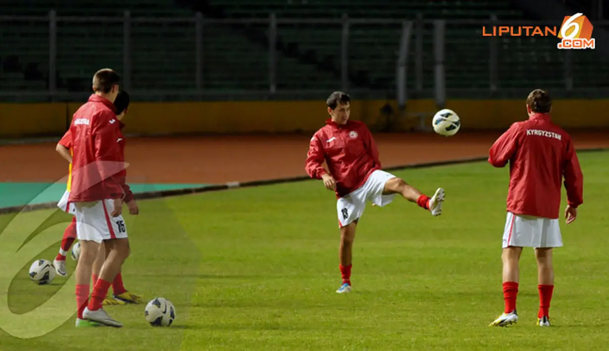 Begitu tiba di Stadion GBK Jakarta para pemain Timnas Kyrgyzstan langsung melakukan pemanasan (Liputan6.com/ Helmi Fithriansyah)