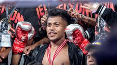 Nelson merayakan kemenangan atas Dewa Aji dalam duel panas Byon Madness Vol.3 yang digelar di Studio 6 Emtek, Jakarta, Sabtu (28/2/2026). (Bola.com/Nur Iman Ali)