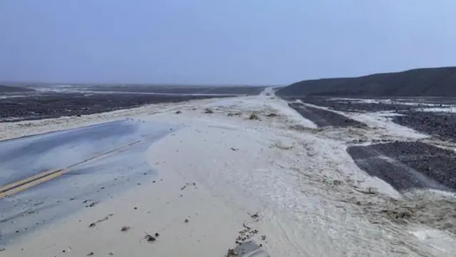 Highway 190 ditutup karena banjir bandang di Taman Nasional Death Valley, California, Jumat, 5 Agustus 2022.(National Park Service/AP)