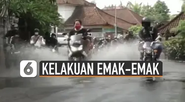 Ada-ada saja tingkah yang dilakukan oleh emak-emak. Seperti lewati jalanan tergenang air saat ada gerombolan motor.