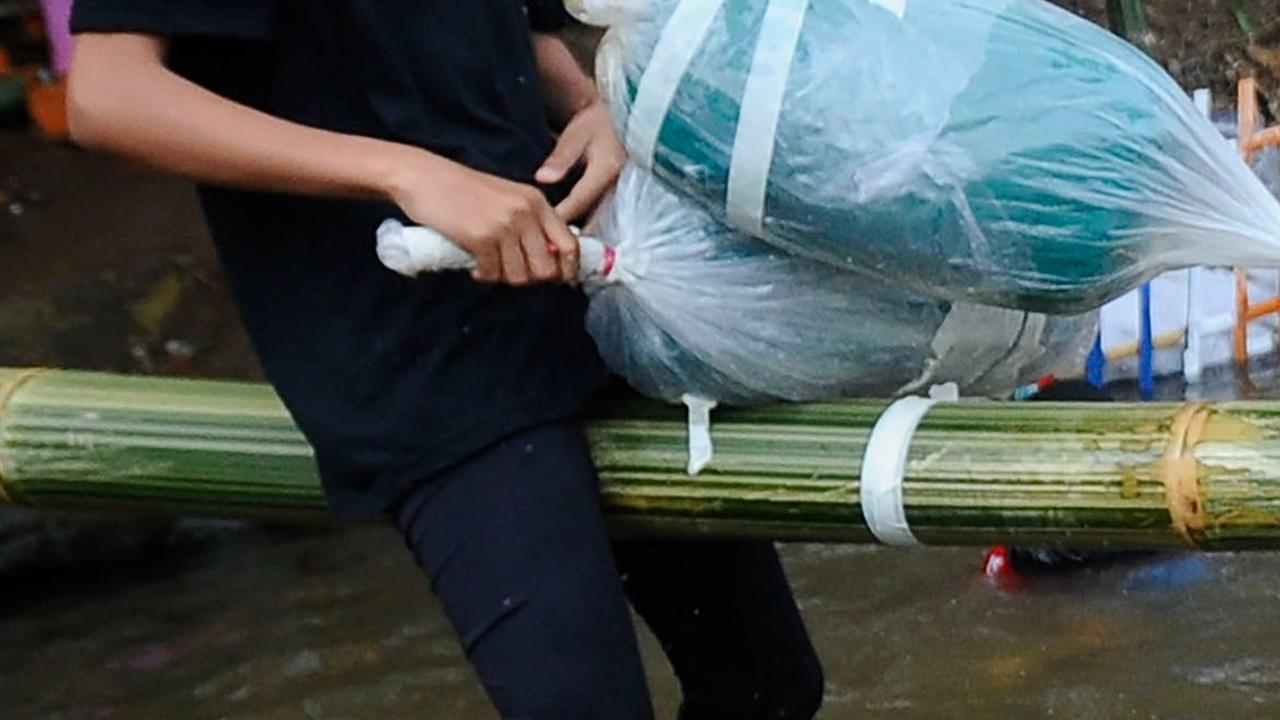 Cara bermain lomba ini cukup unik, pesertanya harus berusaha saling menjatuhkan dengan menggunakan bantal sebagai senjatanya.