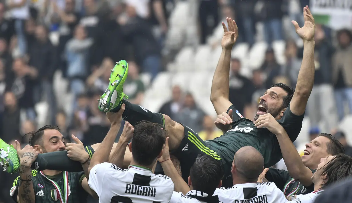 Gianluigi Buffon. Kiper asal Italia yang kini memperkuat Parma di Serie B Liga Italia ini sebelumnya pernah berseragam Juventus dan PSG sepanjang kariernya. Dari ketiganya ditambah saat membela Timnas Italia, ia mampu mencetak 497 clean sheet dari total 1118 laga. (AFP/Marco Bertorello)